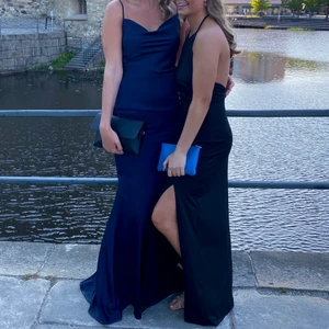 Balklänning - Svart balklänning från bubbleroom, endast använd 1 gång. Strl S. Halterneck med djup ringning i ryggen, gjord av polyester. Väldigt bekväm!