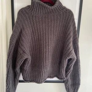 Stickad tröja från hm - Säljer denna stickade tröja från Hm, ganska tjock i materialet. 