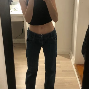 Kågmidjade jeans  - Ett par fina mörk blå vintage jeans passar bra på mig i längden då jag är ca 160 cm men säjer då dem är förstora i midjan skulle säga att dem passar str 34-36 