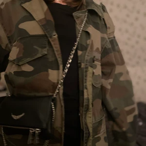 vår jacka - en super cool och skön militär färgad jeans jacka med coola ditalier. Den passar perfekt nu till vår och sommartider ( tjejen på bilden har lång överkropp)