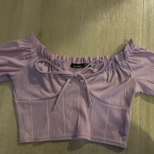 Lila topp  - Säljer denna ur gulliga toppen från boohoo, denna topp är verkligen en super fin sommar topp som passar till allt. Säljer denna för 80 kronor +frakt 