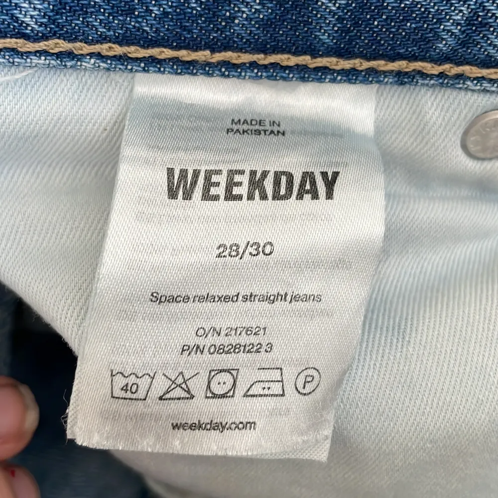 Blåa baggy weekday jeans, använda men i bra skick! Är i storlek 28/30. Köparen står för frakt! Nypris 600kr. Jeans & Byxor.