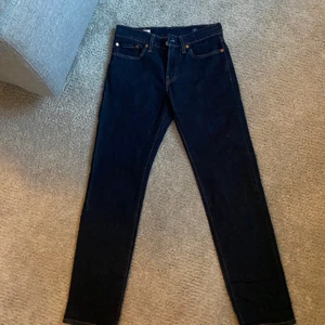 Mörkblåa Levis jeans - Tveka inte vid frågor❤️❤️köptes för 1200. Buda gärna i kommentarerna då det är många intresserade ❤️❤️