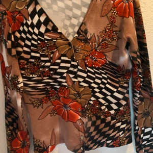 Kofta från JOYX 🖤120kr+frakt  - As cool kofta med stenar och mönster, den är hel utan några fläckar als, har andvänt den en del men kommer inte till andvändnibg längre, passar storlek s/m, funkar såklart även att ha som lite overzised om man är xs! 🤍