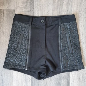 Lädershorts - Oanvända shorts med läderdetaljer. Är stretchiga och riktigt snygga på! 🖤  (Frakt/porto kan diskuteras)
