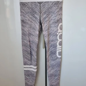 Aim'n träningstights - Aim'n träningstights som är använda några enstaka gånger. I mycket fint skick. Squat proof 🖤 (Frakt/porto kan diskuteras)