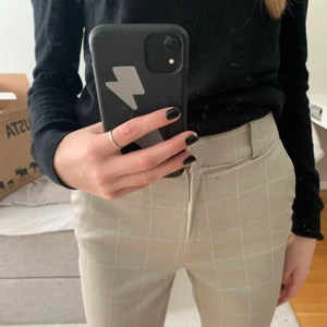 Rutiga slacks från hm - Fina slacks/kostymbyxor från hm, köpt för 1 år sedan men aldrig använda då dem inte riktigt passar mig. Lapparna sitter kvar. Köpt för 199kr.
