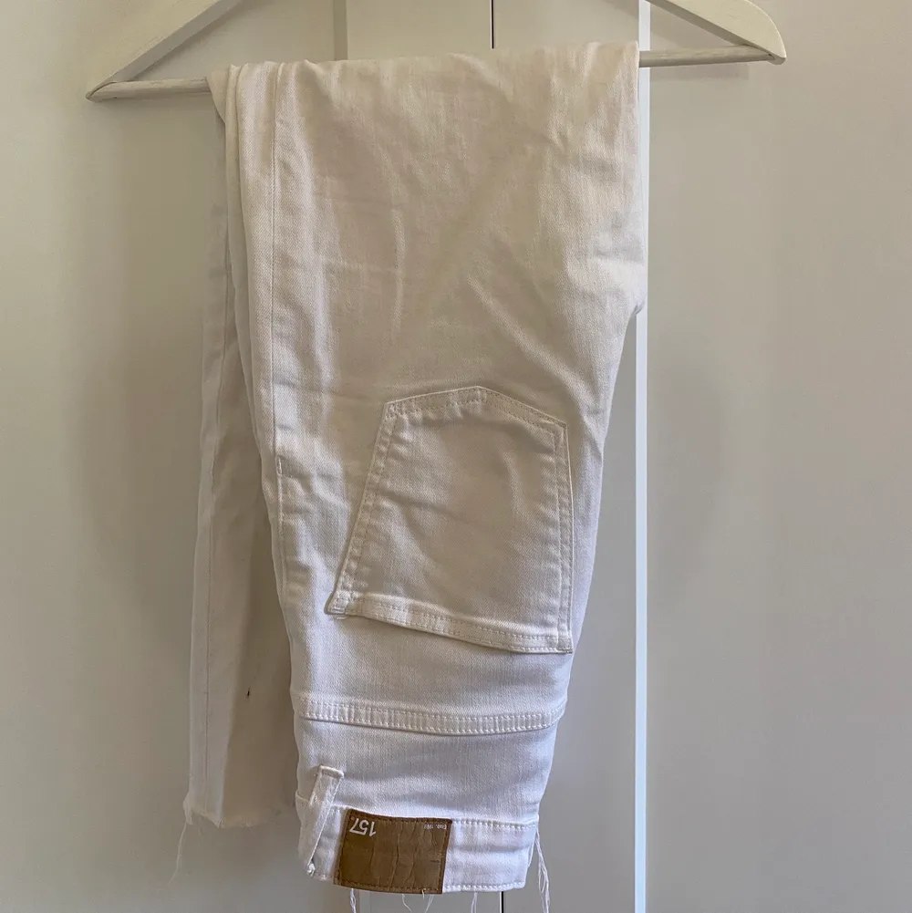 Säljer dessa vita jeans från Lager157. Perfekta till sommaren! Säljer för att de inte kommer till användning. Det är en liten fläck på baksidan, kan skicka bild vid frågor🤍 (Köparen står för frakten). Jeans & Byxor.