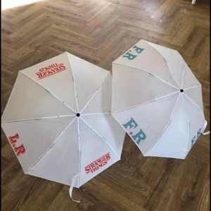 Personliga paraply/tygpåsar - Vi tillverkar egen personliga paraplyer och även rygväskor (ser nt riktigt ut som vanliga tygpåsar). Trycket får man välja alldeles själv, på bilderna ser ni lite exempel. Kostanden är anpassad Beronde på vilket tryck, storlek osv man vill ha men på paraplyerna är kostnaden allt från 180-240 kr. Tygpåsarna kostar 70-90 kr.