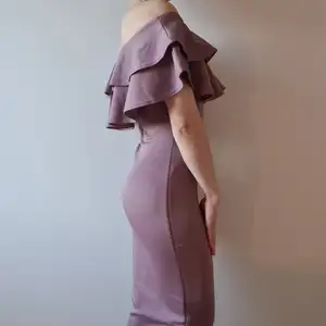 Tajt, snygg Boohoo klänning:  Dixie Bardot Layered Frill Detail Midi Dress, färg: Mauve (malvafärgad, blek/ljus lila).   SLUTSÅLD.   Oanvänd! 😍  (Endast provad, har stl 36)        Nypris 324 SEK + frakt. Säljer för: 200 SEK + (frakt 66 kr, spårbart)