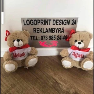 Personliga presenter  - Vi säljer personaliserade presenter bland annat nalle björnar och trä lådor med tryck (godiset på bilden ingår ej) nalle björnarna finns det fler av inte bara dem på bilden så kontakta mig så kan jag skicka fler bilder , trycket på brjpnarna kommer på tröjan där det kan stå allt från namn till ”älskar dig” osv . Trä lådorna har tryck på locket , trycken är helt valfria . Björnarna kostar 170 kr st och lådorna kostar från 120-200 beronde på storlek.