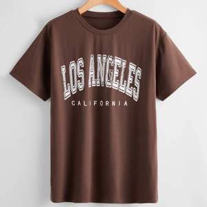 Brun fin T-shirt i ett lite tjockare material, storlek M🤎 frakt tillkommer 48kr