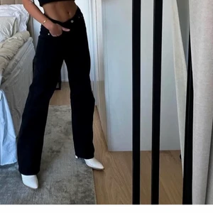 gina svarta jeans - säljer mina svarta jeans från gina. använda 2 gånger säljer för jag aldrig använt dom!☺️ inklusive frak!