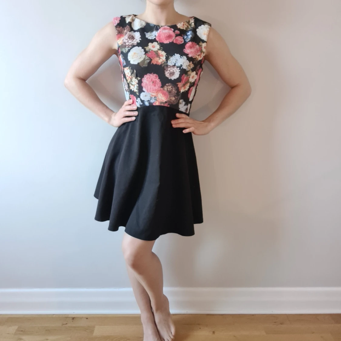 Skön klänning med blommig överdel och svart kjol