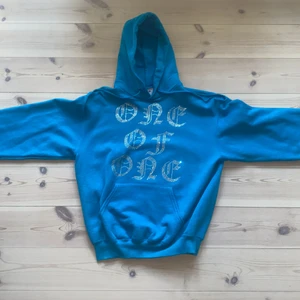 One of One hoodie  - Turkos One of One hoodie med rhinestones. Väldigt bra skick då jag knappast har haft den på mig. Finns inte att köpa på deras hemsida längre.