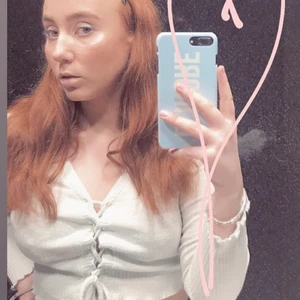 Topshop top - Använd två gånger i bra skick! Färgen ger inte riktigt rättvisa då den är lite mint grön. Storleken är petite så skulle säga att det är mer som en strl 38 