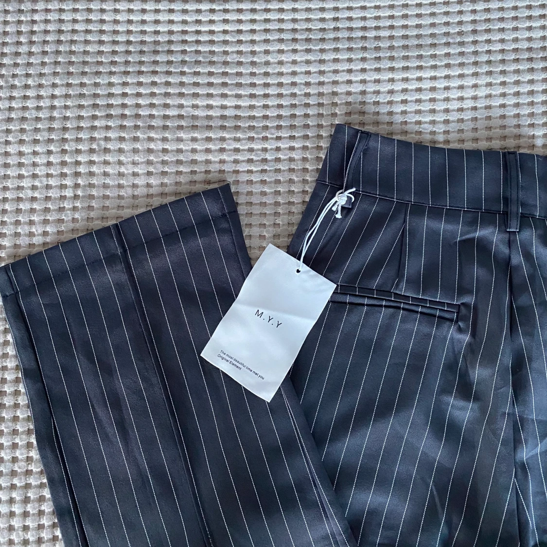 Randiga, grå kostymbyxor