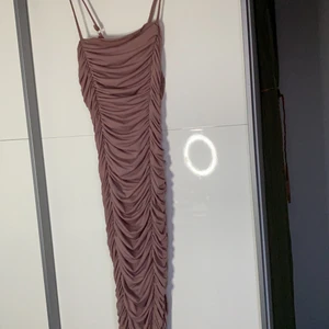 Helt ny klänning - Helt ny klänning