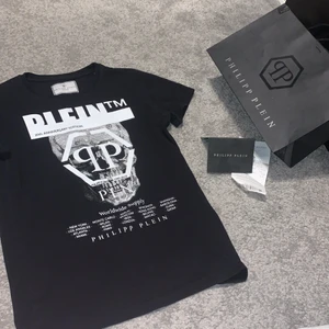 Philipp Plein T-shirt - Hej! Säljer min Philipp Plein T-shirt i storlek 14-15 ungdom på grund av att den inte passar mig längre. Ny pris på T-shirten ligger på 2000 kr och jag säljer den för bara 800 kr. Möts upp i Stockholm eller frakt. Kvitto finns.