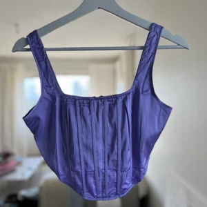Korsett topp - Superfin ljuslila korsett topp från missguided, aldrig använd storlek 34