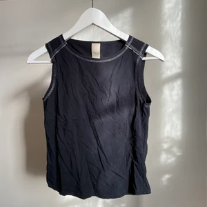 Svart y2k topp - Super snygg svart y2k linne från Sand Copenhagen. Silver sömmar. Passar S-M