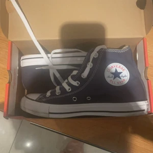 Converse stl 39  - Säljer ett par helt nya mörkblåa converse i storlek 39. Köpta på Zalando för ungefär en månad sen. ❤️❤️