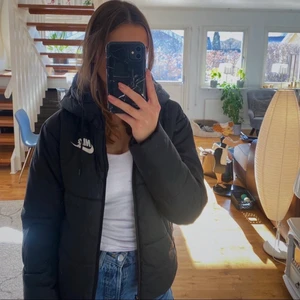 Nike jacka - Min Nike jacka i storlek xs är till salu då den inte kommer till användning💕💕 jackan är inte smutsig utan det är endast spegeln på bilden som är smutsig. 