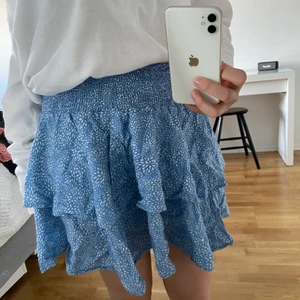 Volang kjol. - Samma volang kjol i blå/vit. Andvänt endast ett fåtal gånger. Super bekväma och snygga!