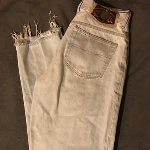 Snygga italienska jeans!  - Säljer dessa snygga jeans ifrån något italienskt märke. Tyvärr blivit förstora för mig nu. Superfina, ganska högmidjade. Står tyvärr ingen storlek men jag skulle säga 38/40. Jag är en 36/38 och kan använda byxorna med skärp! Superfina! 