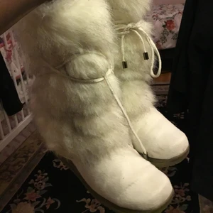 Ákta faux fur boots  - I mycket bra skick och passar 38-39 och matcherar med allt och passar till alla årstider.bud i kommentarna eller köp direkt 800