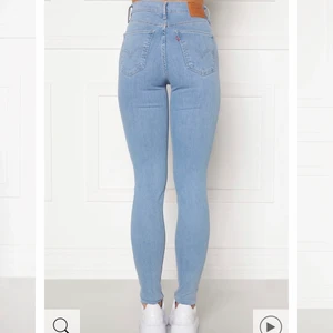 LEVIS jeans - Säljer dessa LEVIS jeans pga att jag gått upp i vikt. Köpte dem för 1199kr. Hann knappt använda dem 🌸 storlek w24 L32. Alltså small/x-small. Sitter bra i längden på mig som är 165 cm. Högmidjade 💛