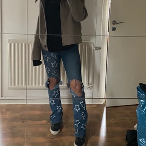 Handmålade stjärnbyxor - Säljer nu mina handmålade bootcut jeans som inte har kommit till anvädning på ett bra tag. Bra skick på jeansen. Jag är 165 cm lång! Skriv privat för fler bilder. Säljer vid bra bud 