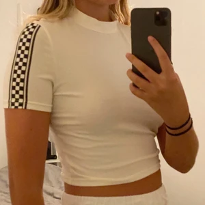 Vit topp - En super söt topp med detaljer på sidan och liten krage😋