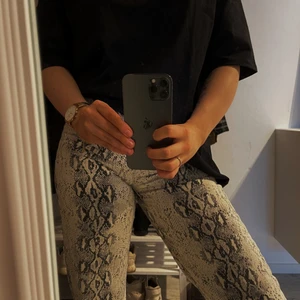 Slutsålda zara jeans - säljer mina as coola slutsålda snakeprint jeans från Zara pga lite för små för mig. Köpta för ca 1 år sedan. Storlek är 38 men sitter som en 36:a. 