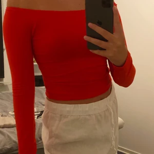 Röd offshoulder - En super söt röd offshoulder tröja. Stretchig och skön! Säljer då den inte kommit till användning på länge, bra skick!🐥