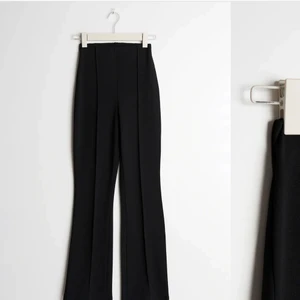 Lila/beige färgade kostymbyxor - Lila/beig färgade kostymbyxor. Storlek xs dom är ungefär 10 cm för långa för mig som är 1,56. Köpts för 459 kronor och säljer för 150!💓 hör av er för mer bilder och info☺️