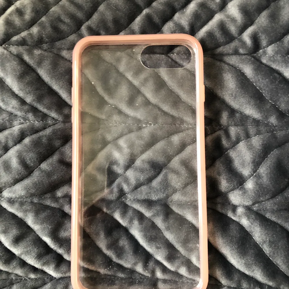 Superfint clear iphoneskal som har rosa kant💗🙈 Köpt på H&M i Februari, använt fåtal gånger ✌🏼50kr plus frakt 🤪 Frakten kostar 51kr ☺️ . Accessoarer.