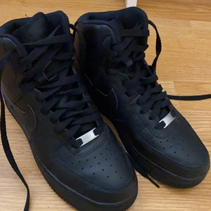 Nike air force 1  - Nike air force 1 high st 39- som nya, andvända högst 3 gånger. Dom saknar dock kardborrebandet som jag själv tog av. Köparen står för frakt