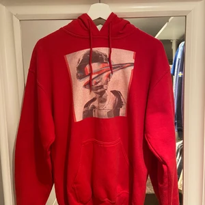 Röd hoodie med tryck❤️ - Skit cool hoodie köpt för 2 år sedan men inte kommit t användning på de senaste. Köpt från ett uf företag, huddi. Trycket har lite defekter men inget man tänker på alls. 