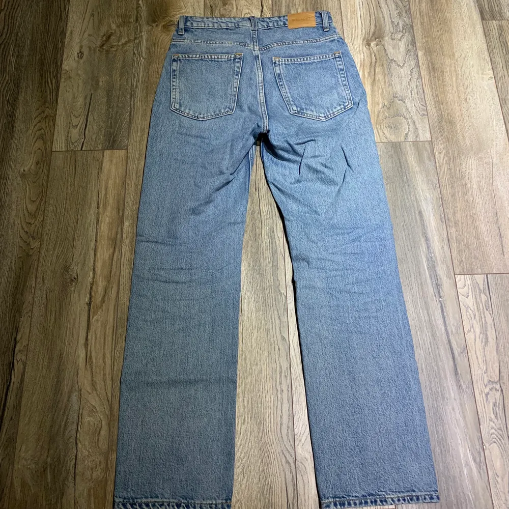 Säljer dessa straight jeans från Weekday i modellen voyage som endast är använda en gång, kan mötas upp och frakta men köparen får själv stå för fraktkostnaden! 🤍 (Endast seriösa köpare!) . Jeans & Byxor.