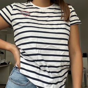 Tommy Hilfiger t-shirt  - Säljes Tommy Hilfiger t-shirt, vit med marin blå ränder. Stl 176 barn men passar mig som har S i kläder. 100kr eller bud. I nyskick! 