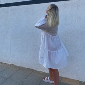 Vit sommarklänning - Vit drömmig sommarklänning från hm! Frakt tillkommer 🤍