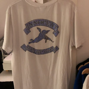 One of one T-shirt  - Många pärlor som saknas men väldigt fin och bekväm tröja!