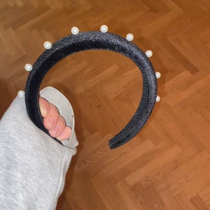 Diadem - Ett diadem från h&m med pärlor på, så sött och användbart ❣️ älskar detta diadem men har ett likadant så därav säljer jag! 