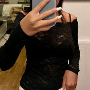 Spets topp - Spets topp i off shoulder säljs då den är för liten, därför använder jag min lillasyster som modell🥰 Kan skickas mot frakt 🔜📦