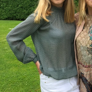 second Female blus - En jättefin långärmad mörkgrön mönstrad blus från Second Female. Säljer den för att den tyvärr inte kommer till användning längre. Skriv vid intresse!!🥰🥰