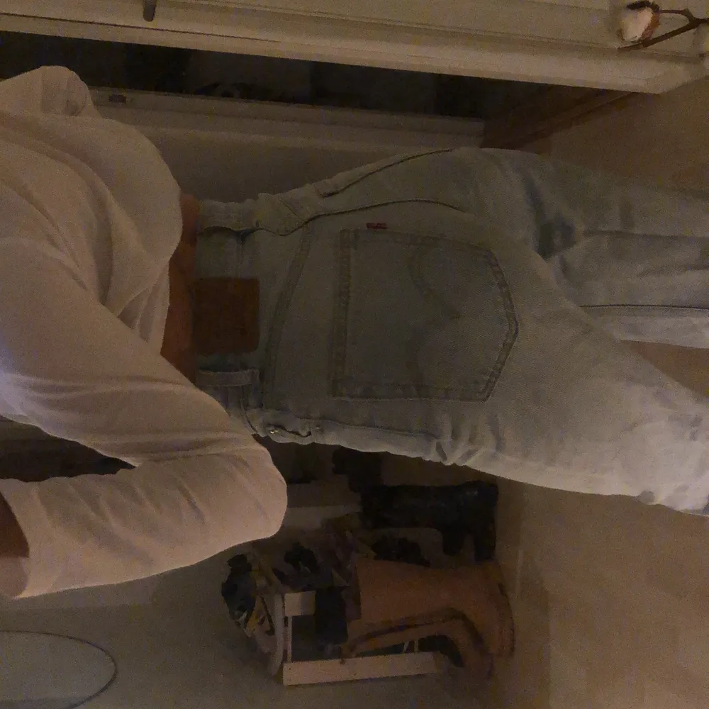 Levis jeans i modellen high loose, högmidjade och raka. Storlek 24 och går ner till golvet på mig som är 165. Köpare står för frakt 💛💛. Farkut & Housut.