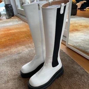 Vita boots  - Säljer mina vita boots med svarta detaljer. Ääälskar dom men säljer pga för liten storlek 😪 skick: aldrig använt. Storlek: 38 