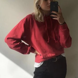 Röd hoodie - Säljer denna röda hoodie från nakd. Använd endast några få gånger, i nyskick! Ganska tunn i materialet. Storlek xs❤️