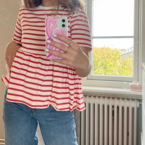 Randig t-shirt - Säljer denna jätte fina randiga t-shirten från Zara. Som jag verkligen älskar men har inte kommit till så mycket användning. Klippt av lappen men det är strl S.🥰 Du betalar frakten